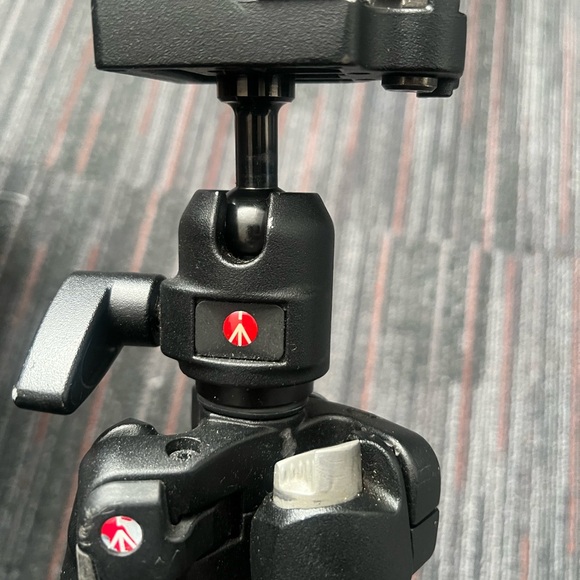 Momfrotto Carbon Fiber Tripod - Picture 3 of 6